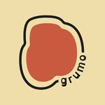 Logotipo da Grumo: uma forma orgânica cor de terracota com a palavra grumo